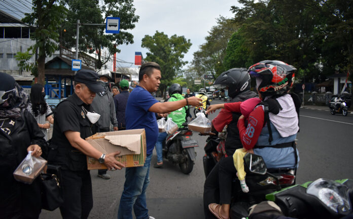 Pwi Dan Ikwi Kota Bandung Kembali Membagikan Takjil Atau Makanan