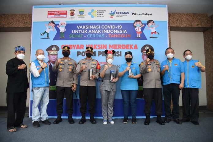 Kapolda Jabar Cek Kegiatan Vaksin Covid19 dan Baksos yang Digelar Polrestabes Bandung dengan Komunitas Tionghoa Peduli