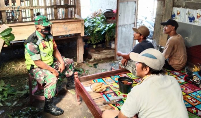Babinsa Koramil Tipe B 0808 07 Ponggok Gelar Komsos Jalin Keakraban dengan Warga