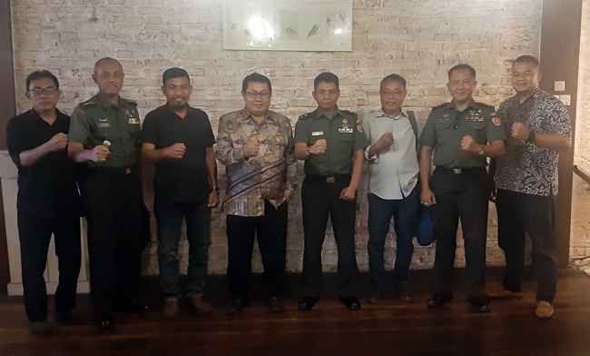 Dari kiri ke kanan Iwan Jamaluddin, Kolonel Athobari, Taufik Hidayat, Firdaus, Brigjen TNI Agus Prasetyo, M. Nasir, Letkol Made Darma.
