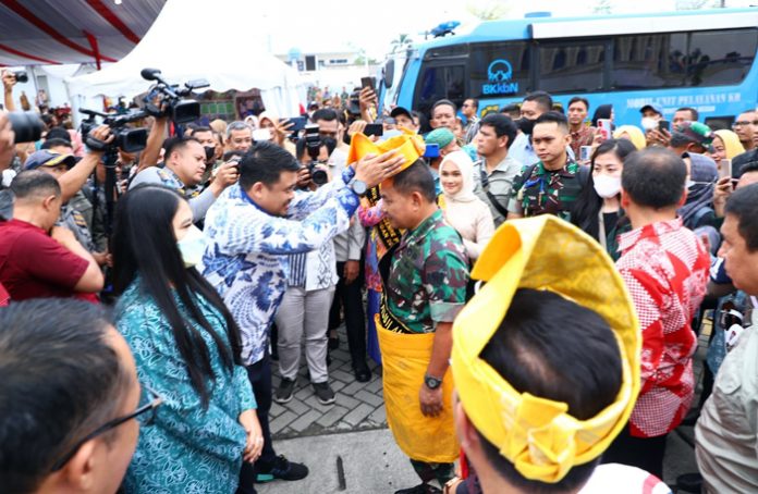 Kasad Jendral TNI DR Dudung Abdurahman SE MM disambut oleh Walikota Medan Boby Nasution dan dipakaikan pakaian adat Melayu