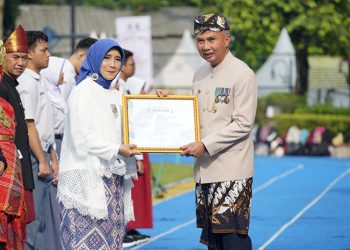 SMAN 2 Cibinong, Elis Nurhayati, Kepala Sekolah dengan Segudang Prestasi