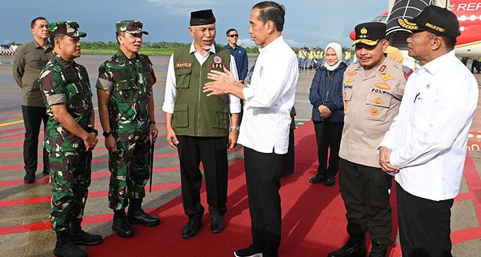 Pangdam I/BB Sambut dan Dampingi Presiden Jokowi Tinjau Lokasi Bencana Sumbar