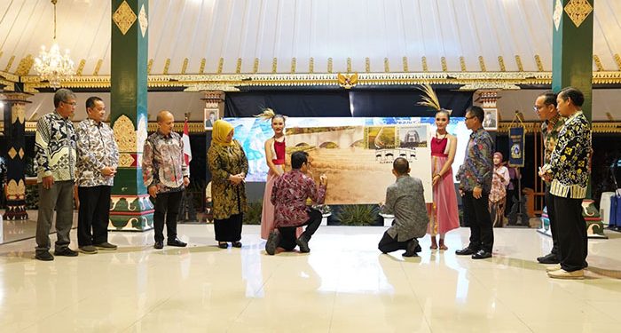 Pos Indonesia Dukung Peluncuran Prangko Seri Penanda Kota Buk Renteng di Acara HUT ke-108 Sleman