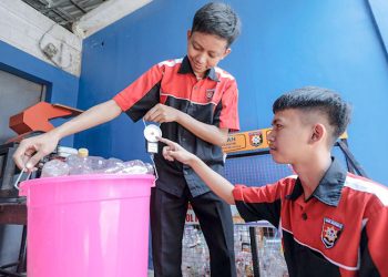 SMKN 8 Bandung Buat Mesin Pencacah Plastik