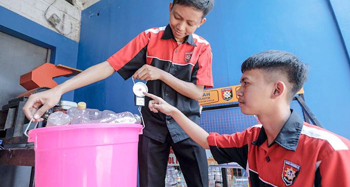 SMKN 8 Bandung Buat Mesin Pencacah Plastik