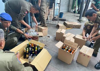Satpol PP Sita Ratusan Minuman Beralkohol dan Obat Daftar G Ilegal