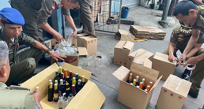 Satpol PP Sita Ratusan Minuman Beralkohol dan Obat Daftar G Ilegal