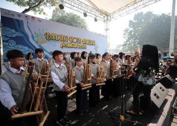 Ribuan Warga Tumpah Ruah, 12 Jam Bandung Ngurulung Angklung Siap Pecahkan Rekor