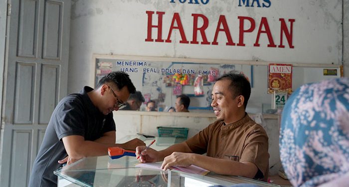 Berkat Kupedes BRI Pedagang Sendal Keliling Bisa Sukses Jadi Juragan Toko Emas