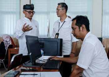 M. Ade Afriandi Memantau Pelayanan PPDB di SMAN 1 Depok