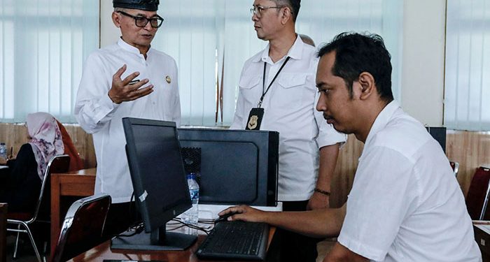 M. Ade Afriandi Memantau Pelayanan PPDB di SMAN 1 Depok