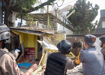 Langgar Aturan, Satpol PP Tertibkan 7 Kios Bangunan Liar di Jalan Soekarno-Hatta Depan RM Ampera Astanaanyar