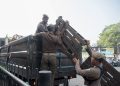 Satpol PP Tertibkan Pasar Tumpah di Depan Pasar Kembar
