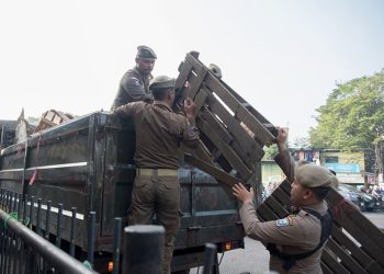 Satpol PP Tertibkan Pasar Tumpah di Depan Pasar Kembar