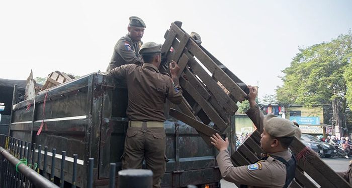Satpol PP Tertibkan Pasar Tumpah di Depan Pasar Kembar