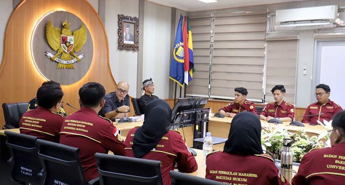 Edwin Senjaya Paparkan Tupoksi Dewan Kepada Puluhan Mahasiswa Unpas Bandung