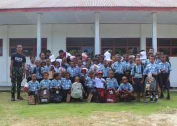 Paket Pendidikan dari Satgas Yonif 623 Untuk Pelajar Papua