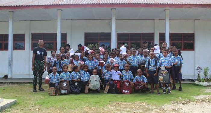 Paket Pendidikan dari Satgas Yonif 623 Untuk Pelajar Papua