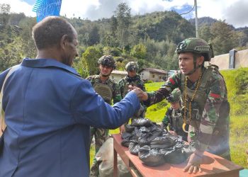 Atasi Kesulitan Warga Papua, Prajurit Buaya Putih Berikan Bantuan Sembako