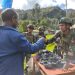 Atasi Kesulitan Warga Papua, Prajurit Buaya Putih Berikan Bantuan Sembako