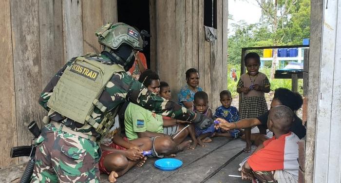 Satgas Yonif 503 Kostrad Gelar Komsos Rumah Ke Rumah, Disambut Gembira Warga Ginid