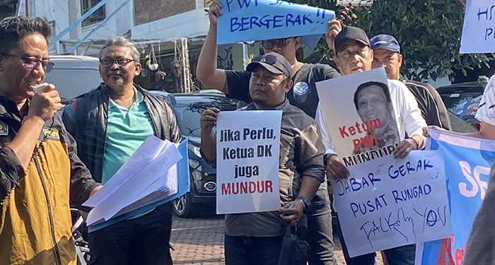 Desakan Untuk Segera Digelarnya KLB, Puluhan Anggota PWI Se-Bandung Raya Gelar Aksi