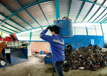 Ayo Belajar Kelola Sampah Jadi Kebaikan Lewat Baca Sajak di TPST Baksil