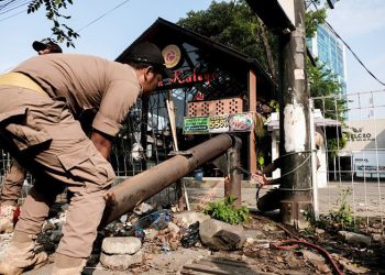 Satpol PP Tertibkan Bangunan Liar dan PKL di Jalan Sumatera