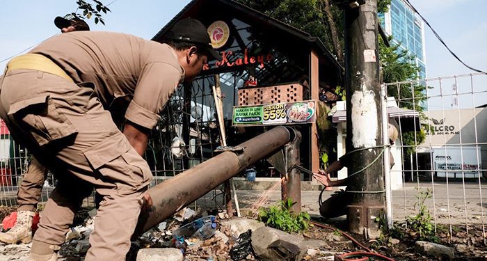 Satpol PP Tertibkan Bangunan Liar dan PKL di Jalan Sumatera