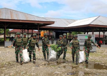 Rosita Satgas TNI Bangkitkan Semangat Pedagang Pasar Keyabi