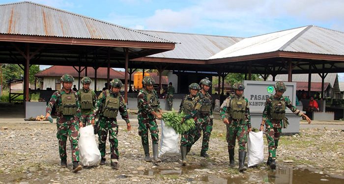 Rosita Satgas TNI Bangkitkan Semangat Pedagang Pasar Keyabi