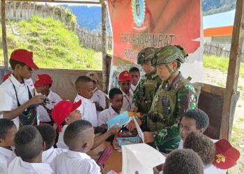 Pengabdian Tanpa Henti Satgas Yonif 323 Untuk Anak-Anak Pedalaman Papua