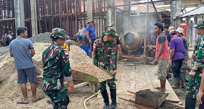 Satgas Yonif 642/Kps Bantu Pembangunan Masjid Al-Muhajirin Stengkool III