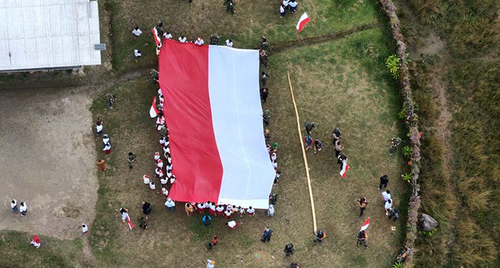 Kirab dan Pengibaran Bendera Merah Putih Raksasa Bukti Kedaulatan NKRI di Distrik Sinak