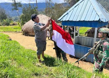 Pos Gome Satgas Yonif 323 Buaya Putih Pasang Bendera Bersama Masyarakat