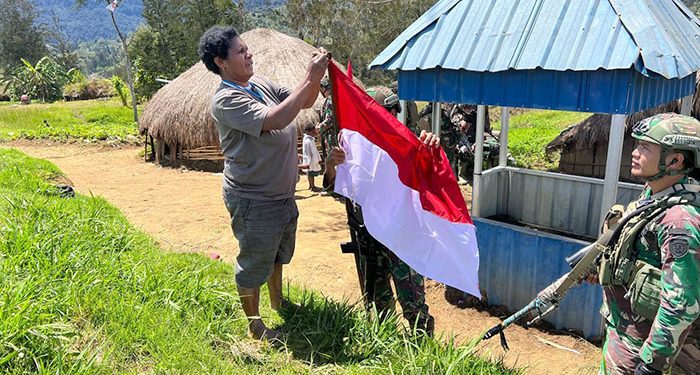 Pos Gome Satgas Yonif 323 Buaya Putih Pasang Bendera Bersama Masyarakat