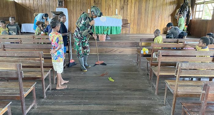 Satgas Habema Bersama Masyarakat Peduli Lingkungan Adakan Pembersihan Gereja Mumugu