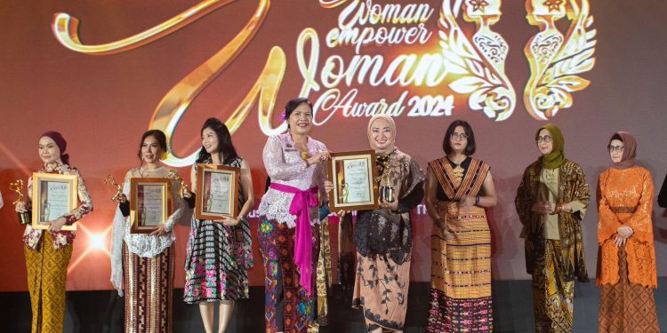 Bangga! Direktur Komersial dan UMKM bank bjb Raih Penghargaan Woman Empower Woman Award 2024