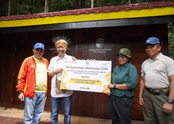 Pangdam Kasuari Bersama United Traktors Serahkan Bantuan Mesin Pengubah Air Asin jadi Air Bersih