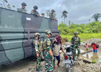 TNI Marines Social Communication Welcomed Happily Bu Maruku Residents