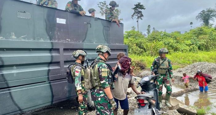 TNI Marines Social Communication Welcomed Happily Bu Maruku Residents