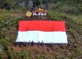 Satgas Yonif 323 Buaya Putih Kibarkan Bendera Raksasa di Atas Ketinggian Bukit Cakra Papua