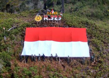 Satgas Yonif 323 Buaya Putih Kibarkan Bendera Raksasa di Atas Ketinggian Bukit Cakra Papua