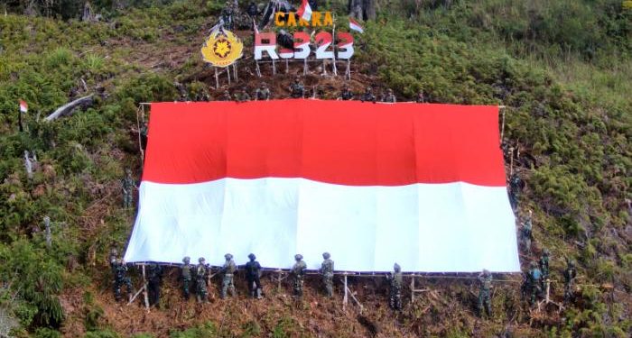 Satgas Yonif 323 Buaya Putih Kibarkan Bendera Raksasa di Atas Ketinggian Bukit Cakra Papua