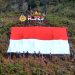 Satgas Yonif 323 Buaya Putih Kibarkan Bendera Raksasa di Atas Ketinggian Bukit Cakra Papua