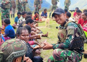 Bentuk Keakraban TK Dangbet dan Masyarakat Pedalaman Papua, Satgas Yonif 323 Gelar Makan Bersama