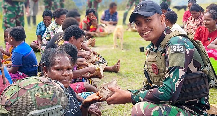 Bentuk Keakraban TK Dangbet dan Masyarakat Pedalaman Papua, Satgas Yonif 323 Gelar Makan Bersama
