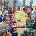 Bentuk Keakraban TK Dangbet dan Masyarakat Pedalaman Papua, Satgas Yonif 323 Gelar Makan Bersama