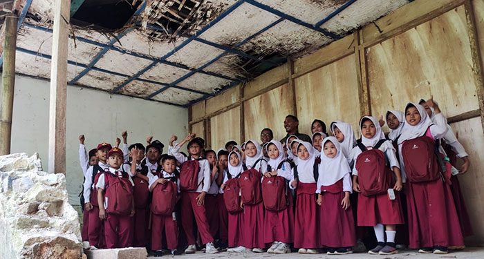 EIGER Salurkan Puluhan Tas untuk Siswa Sekolah Terpencil di Kabupaten Bandung Barat